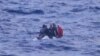 Los cinco balseros cubanos al ser interceptados en alta mar, en una foto proporcionada por el Séptimo Distrito del Sureste de la Guardia Costera de Estados Unidos.
