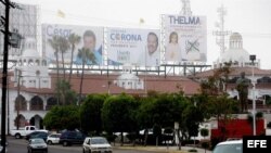 Vista de vallas con propaganda política en la ciudad de Ensenada, en el estado mexicano de Baja California.