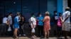 Una cola para comprar alimentos frente a un mercado de La Habana. (AP/Ramón Espinosa)
