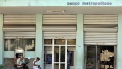 Ancianos cubanos enfrentan dificultades con cajeros inoperables y largas colas para cobrar sus pensiones