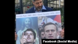 John Suárez, del Centro por Una Cuba Libre, en la protesta frente a La embajada de Cuba en Washington.