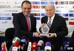 Fotografía de archivo fechada el 26 de mayo de 2014 que muestra al presidente de la FIFA, Joseph Blatter (d), junto al príncipe jordano, Alí bin Al-Hussein, durante una rueda de prensa en Amán, Jordania.