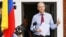 Archivo - El fundador de Wikileaks Julian Assange ofreciendo unas declaraciones desde el balcón de la embajada de Ecuador en Londres (Reino Unido). 