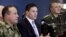 Foto de archivo. El ministro de Defensa de Colombia, Juan Carlos Pinzón (c), ofrece unas declaraciones a la prensa acompañado por los altos mandos militares.