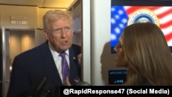 El presidente Trump habla a periodistas a bordo del Air Force One. 