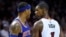 Carmelo Anthony (i) de los Knicks de Nueva York y Chris Bosch (d) del Heat de Miami.