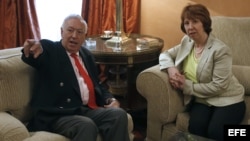 La alta representante de la UE para Asuntos Exteriores, Catherine Ashton, conversa con el ministro español de Asuntos Exteriores, José Manuel García-Margallo, durante la reunión que han mantenido hoy en la sede del Ministerio en Madrid.EFE/JAVIER LIZÓN