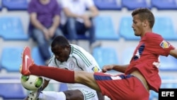 El defensa cubano Kingsley Madu (d) lucha por el control del balón ante el delantero nigeriano Aminu Uma (i), durante un partido del Mundial de fútbol sub-20 disputado entre Cuba y Nigeria en Kayseri (Turquía). 