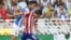 El delantero del Atlético de Madrid David Villa (d) es perseguido por el defensa francés de la Real Sociedad Liassine Cadamuro.