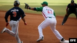 Opositores cubanos con amigos uruguayos, abajo de izq. a der. Rosa María Payá, Erick Alvarez y Eriberto Liranza.&nbsp; 