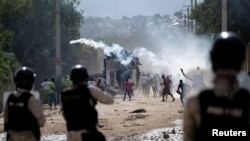 La Policía Nacional de Haití dispara gases lacrimógenos contra manifestantes que exigen la renuncia del primer ministro, Ariel Henry, el 17 de octubre de 2022. (REUTERS/Ricardo Arduengo/File Photo).