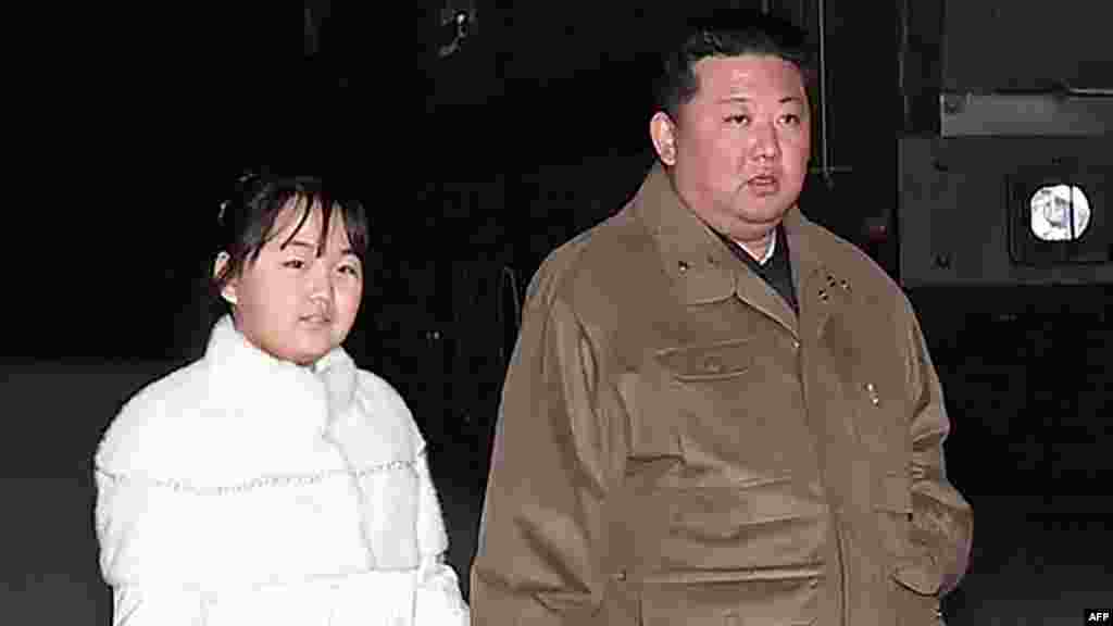 Kim Jong Un y su hija inspeccionan el nuevo misil balístico intercontinental "Hwasong Gun 17", en el Aeropuerto Internacionald e Pyongyang. (Foto: KCNA VIA KNS / AFP)