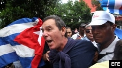 El periodista independiente Lázaro Yuri Valle Roca es detenido el 10 de diciembre de 2015, en La Habana.