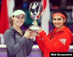 De izquierda a derecha Martina Hingins y Sania Mirza.