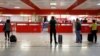 Pasajeros esperan la salida en el Aeropuerto Internacional José Martí de La Habana. (REUTERS/Stringer)