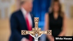 Mensaje enviado a los estadounidenses por el presidente Donald Trump y la primera dama, Melania Trump, en ocasión de la Pascua. 