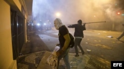 Manifestantes invaden la sede del gobierno en Sao Paulo durante las protestas del lunes por la subida de las tarifa de guagua.