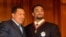 Hugo Chávez (i), posa con el lanzador venezolano Johan Santana (d), ganador del premio Cy Young de la Liga Americana en 2012. Archivo.