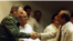 Vahe Cy Tokmakjian saluda a Fidel Castro.
