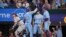 Ezequiel Durán (20) y Brad Miller, derecha, de los Rangers de Texas, celebran anotación con doble de Leody Taveras en juego contra los Dodgers de Los Ángeles, este domingo 23 de julio de 2023, en Arlington, Texas. (AP Foto/Sam Hodde)