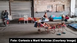 Residentes en el edificio Hines, en La Habana, están en la calle tras un incendio que afectó a varias familias.