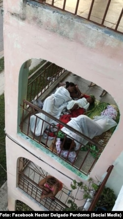 Cubanos durmiendo en los balcones por los prolongados apagones en el país.