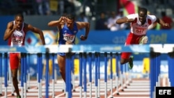 De izquierda a derecha, el cubano Orlando Ortega, el colombiano César Villar y el cubano Dayron Robles cuando competían el 28 de octubre de 2011, en la final de 110 metros vallas de los Juegos Panamericanos, en Guadalajara, México.