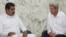 Fotografía cedida por el Palacio de Miraflores donde se observa al presidente de Venezuela, Nicolás Maduro (i), hablando con el secretario de Estado de Estados Unidos, John Kerry (d), hoy, lunes 26 de septiembre de 2016, en Cartagena (Colombia). Maduro y 