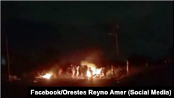 Protesta por apagones y abandono: Vecinos de "La Aldea" queman basura en La Habana del Este.