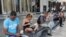 Muy cerca del Malecón: cubanos se conectan al wifi en La Rampa (Havana Times)