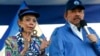 El presidente de Nicaragua, Daniel Ortega, y su esposa, la vicepresidenta Rosario Murillo, encabezan una manifestación en Managua. (AP/Alfredo Zuniga, Archivo)