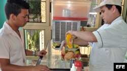 Un joven es atendido en la cafetería de un trabajador "cuentapropista" en La habana
