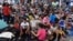 Migrantes que habían estado esperando documentos de tránsito temporales en la ciudad fronteriza de Tapachula, continuaron su viaje hacia Estados Unidos. (Foto AP/Edgar Clemente)
