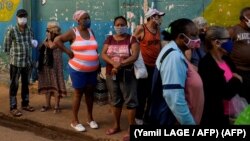 Una cola para comprar comida en La Habana. (Yamil LAGE / AFP)
