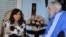 Cristina Fernández de Kirchner y Fidel Castro (foto divulgada por la presidenta argentina en su cuenta de Twitter).