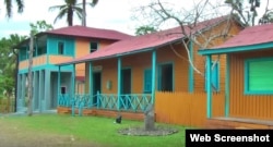 Oficina de correos de Birán, al centro.