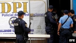 Policias hondureños custodian una unidad policial. EFE