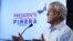 El candidato derechista a la Presidencia de Chile, Sebastián Piñera, habla durante una acto de campaña en Santiago.