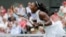 Serena Williams reacciona tras ganar Wimbledon 2016.