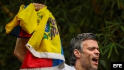FOTOGALERIA. Leopoldo López saluda a sus seguidores 