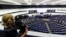 Un periodista fila la sesión plenaria del Parlamento Europeo. JULIEN WARNAND / POOL / AFP