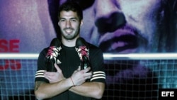 El uruguayo Luis Suárez posa para los fotógrafos durante un acto promocional de su marca de botas.