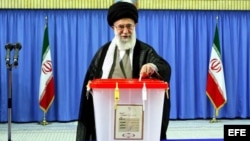 El Ayatolá Ali Khamenei, líder supremo de Irán, estuvo entre los primeros en votar este viernes.