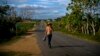 FOTO ARCHIVO. Un campesino camina por una carretera en la provincia de Pinar del Río, Cuba. AP/Ramón Espinosa