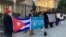 Cubanos protestan frente a la Embajada de Cuba en Washington, DC.