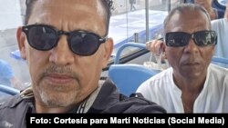 El periodista independiente Rolando Rodríguez Lobaina y el activista Isael Poveda Silva poco antes de ser detenidos este miércoles