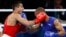 Shakhram Giyasov de Uzbekistón (rojo) y Roniel Iglesias de Cuba (azul) durante el combate de los 69kg. 