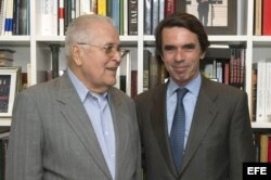 El ex presidente español José María Aznar (d) con el disidente cubano Elizardo Sánchez.