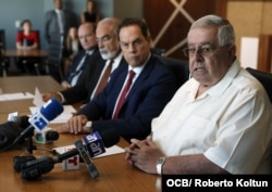 José Ramón López Regueiro (der.) junto a sus abogados. (OCB/ Roberto Koltun)