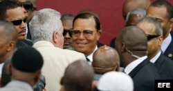 El líder la organización musulmana afroamericana Nación del Islam, Louis Farrakhan (c) a su llegada para el comienzo de la ceremonia por el rito islámico.